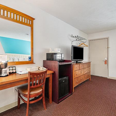 Howard Johnson By Wyndham Traverse City Exterior photo