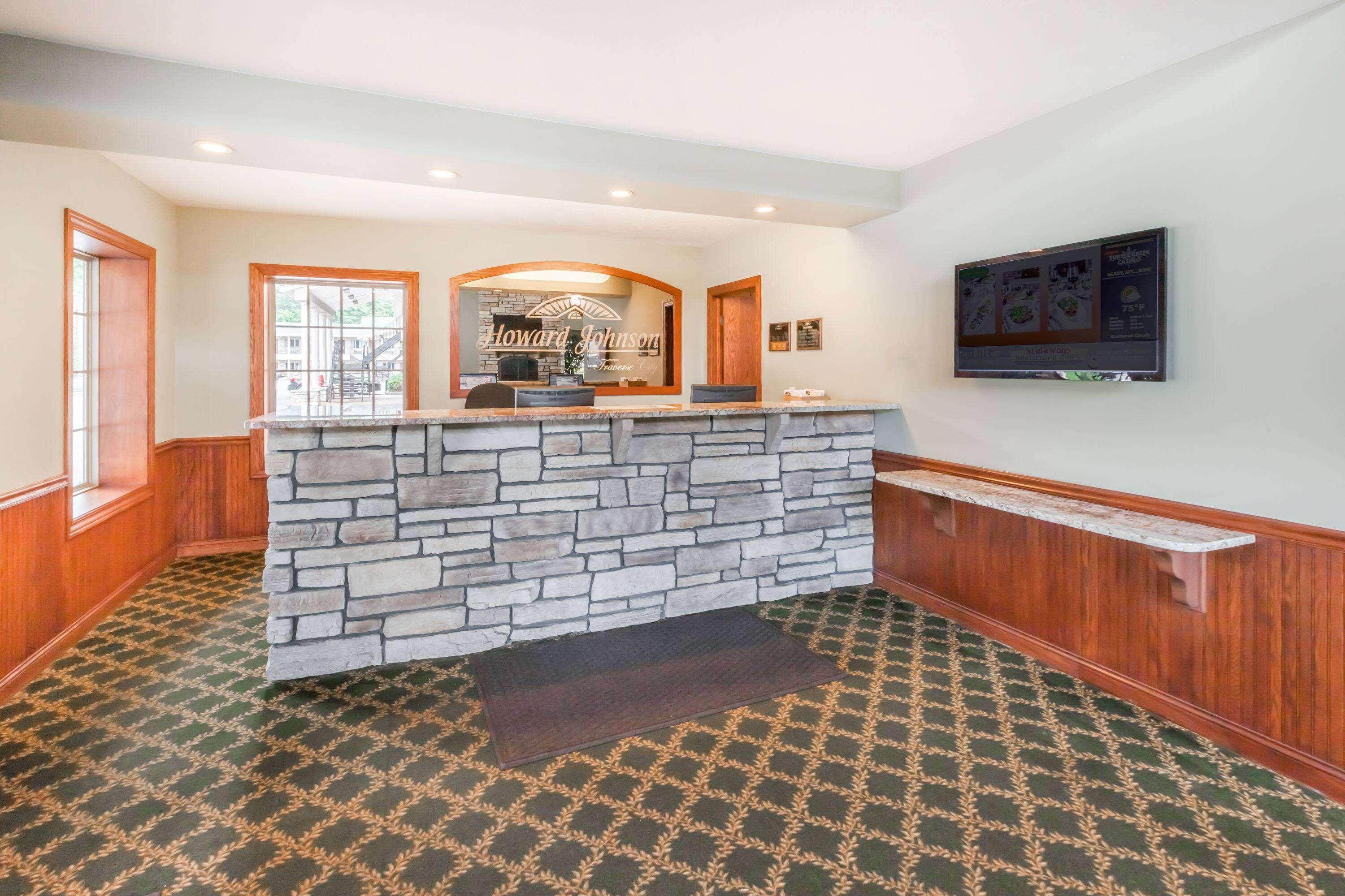 Howard Johnson By Wyndham Traverse City Exterior photo