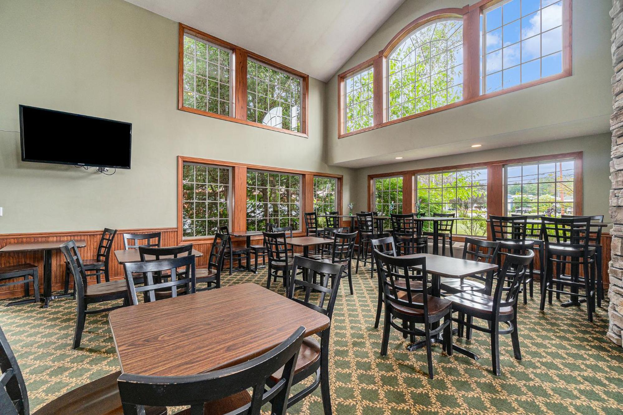 Howard Johnson By Wyndham Traverse City Exterior photo