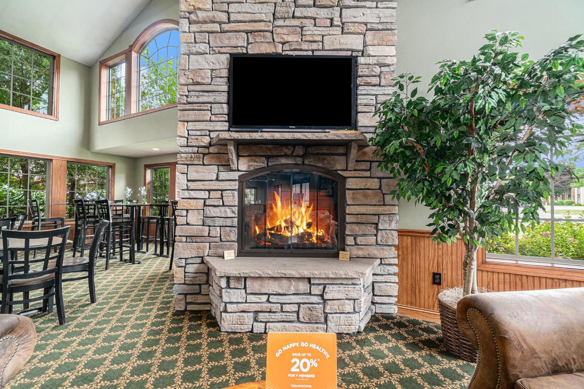 Howard Johnson By Wyndham Traverse City Exterior photo