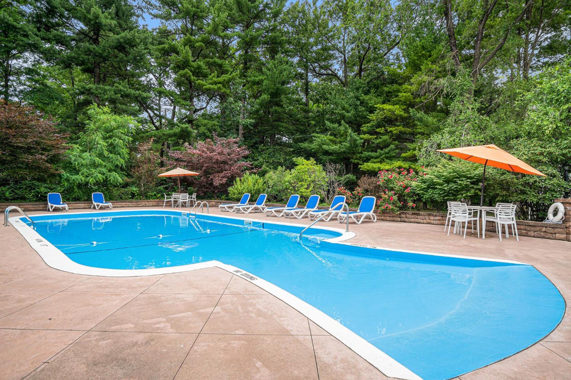 Howard Johnson By Wyndham Traverse City Exterior photo