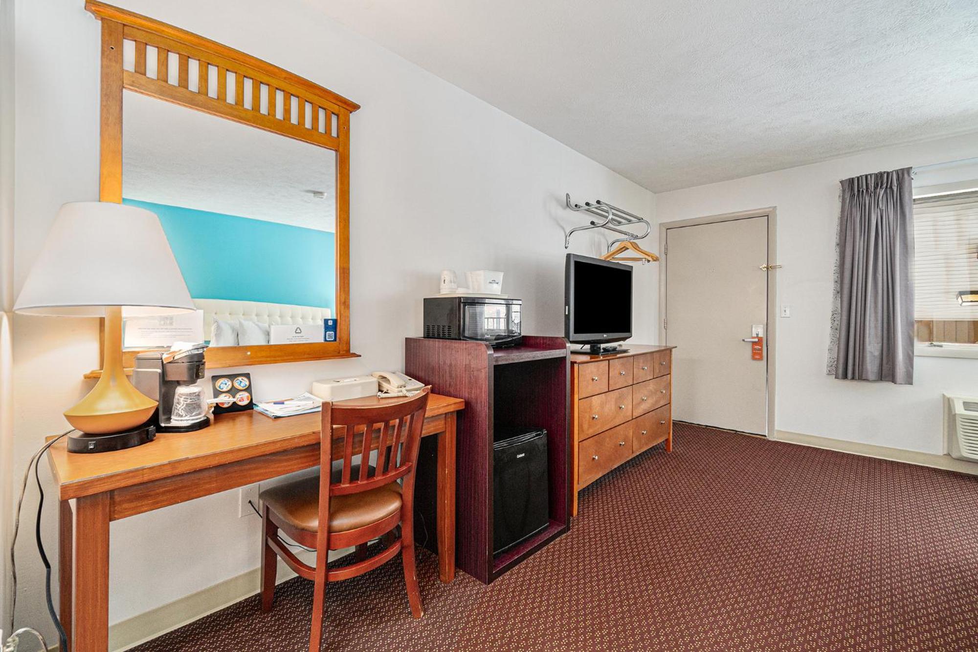 Howard Johnson By Wyndham Traverse City Exterior photo