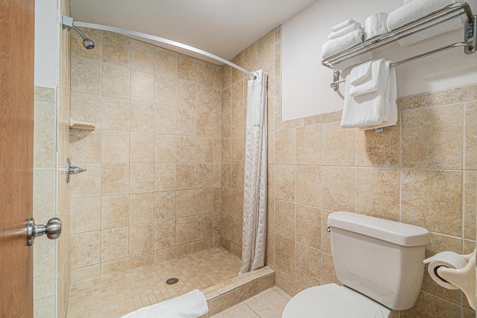Howard Johnson By Wyndham Traverse City Exterior photo