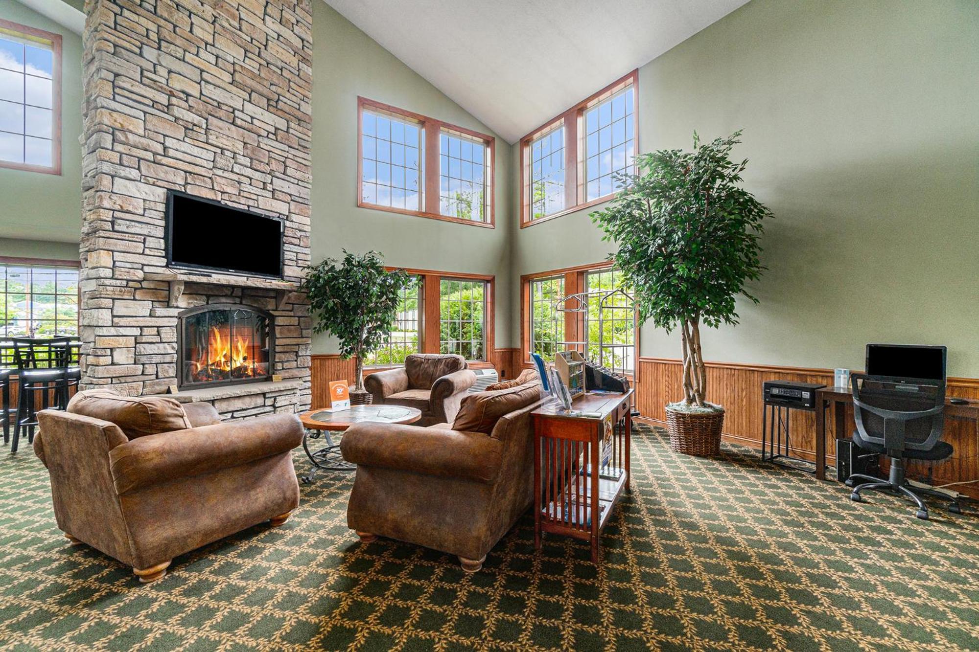 Howard Johnson By Wyndham Traverse City Exterior photo