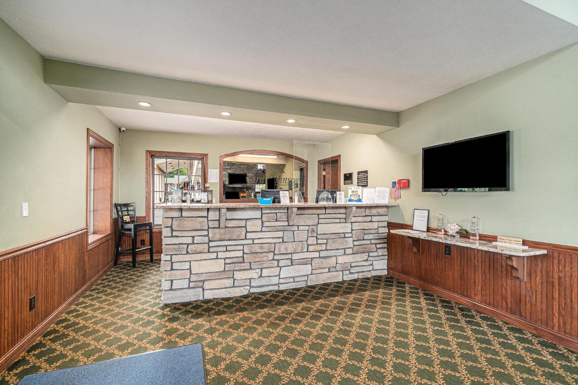 Howard Johnson By Wyndham Traverse City Exterior photo
